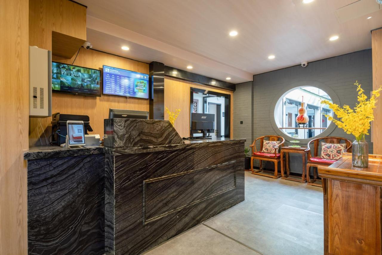 East Sacred Hotel ᴸᴱo---Foreign Accept---Tourism Service English-Speaking 丨 Near Tiananmen Forbidden City丨very Close To Metro Zhangzizhong And Beixinqiao 丨european Foot Ball English丨free Advance Tickets And Laundry Drying Service Coffee Snacks Bắc Kinh Ngoại thất bức ảnh
