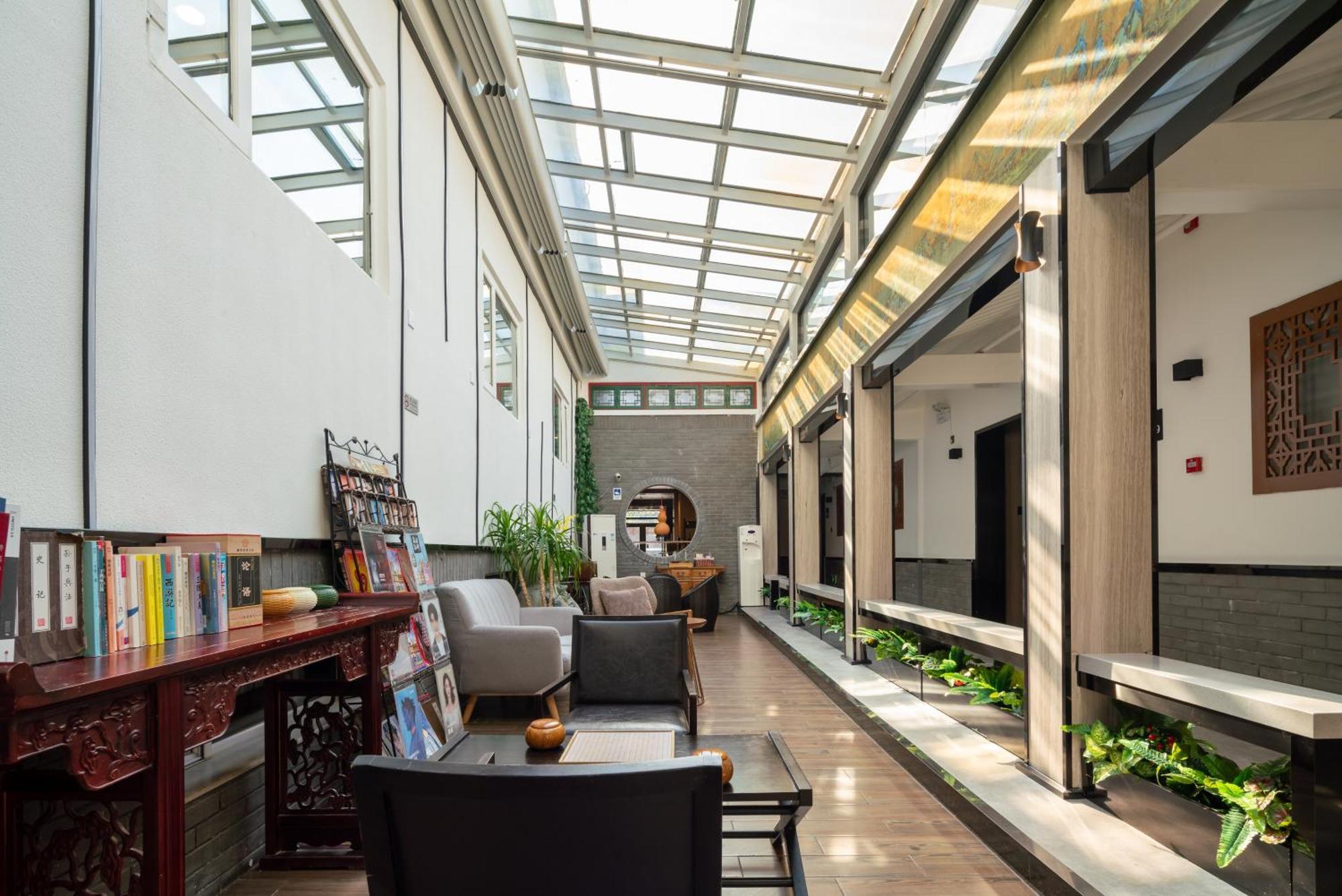 East Sacred Hotel ᴸᴱo---Foreign Accept---Tourism Service English-Speaking 丨 Near Tiananmen Forbidden City丨very Close To Metro Zhangzizhong And Beixinqiao 丨european Foot Ball English丨free Advance Tickets And Laundry Drying Service Coffee Snacks Bắc Kinh Ngoại thất bức ảnh