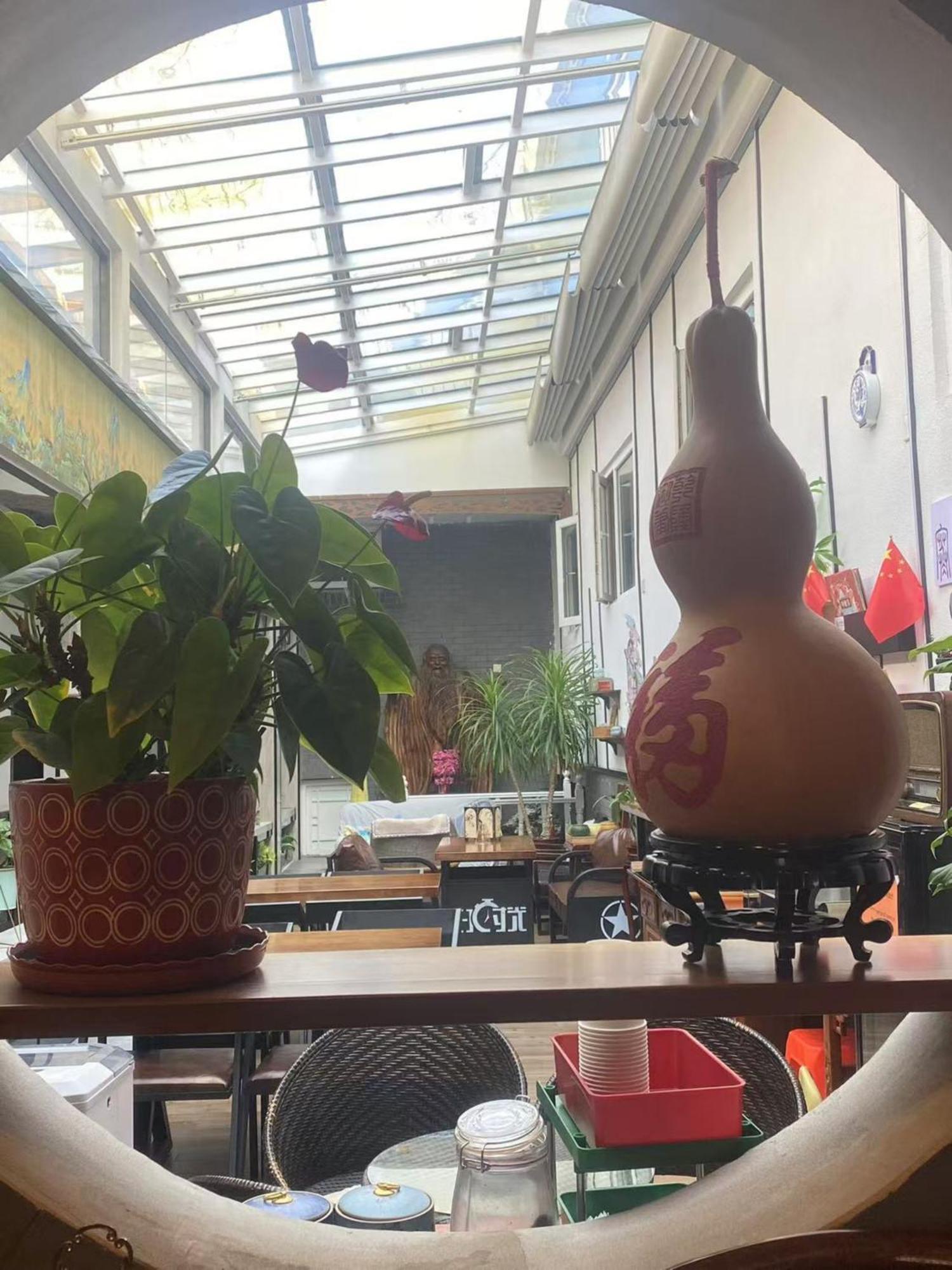 East Sacred Hotel ᴸᴱo---Foreign Accept---Tourism Service English-Speaking 丨 Near Tiananmen Forbidden City丨very Close To Metro Zhangzizhong And Beixinqiao 丨european Foot Ball English丨free Advance Tickets And Laundry Drying Service Coffee Snacks Bắc Kinh Ngoại thất bức ảnh